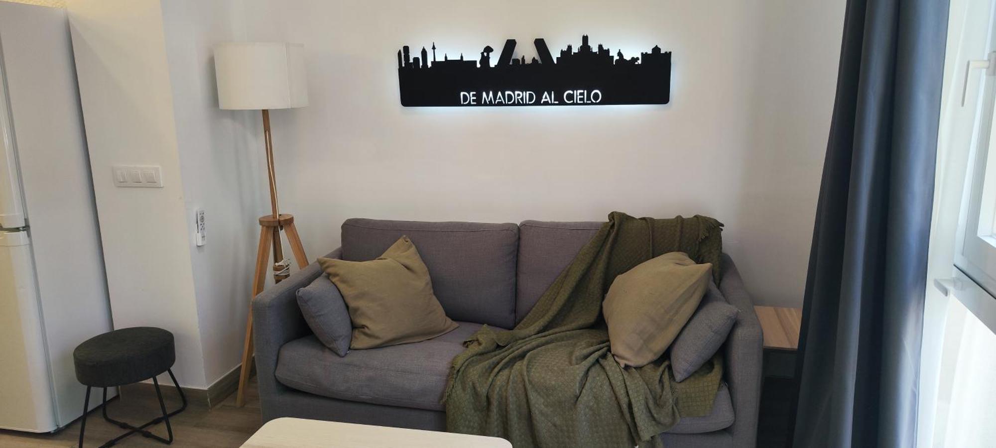 Entero Junto A Cuatro Caminos Con Licencia Del Ayto De Apartamento *