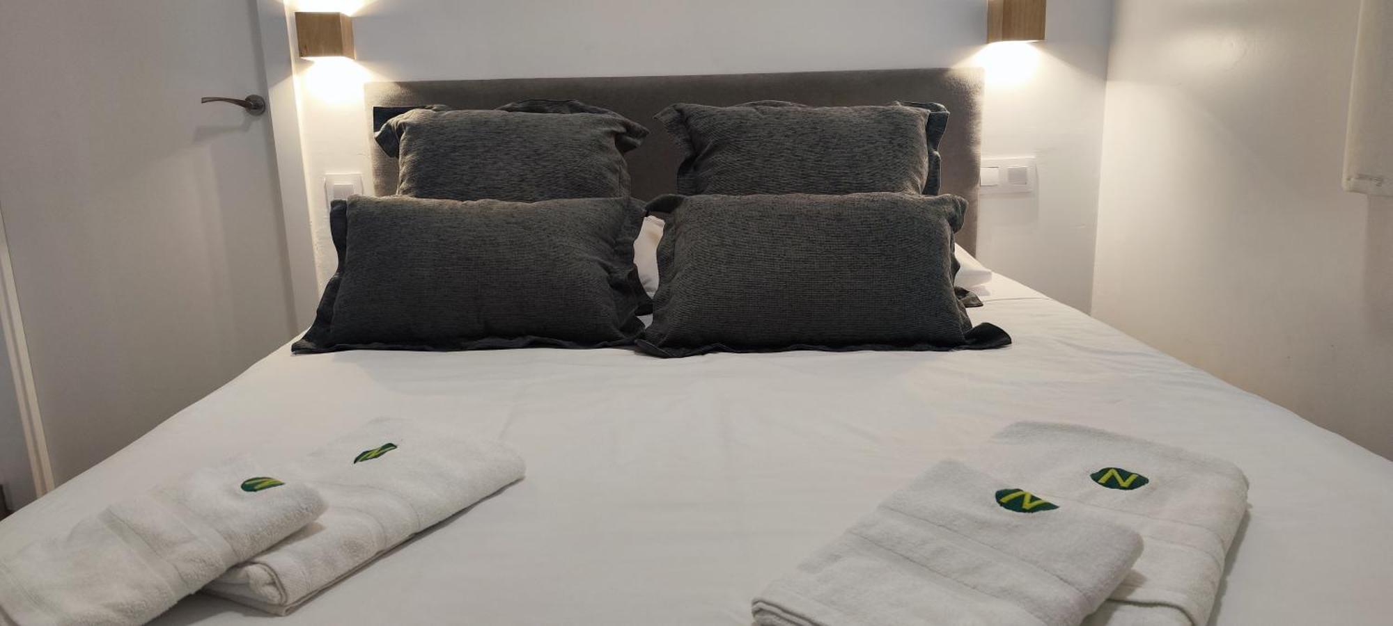 Entero Junto A Cuatro Caminos Con Licencia Del Ayto De Apartamento *